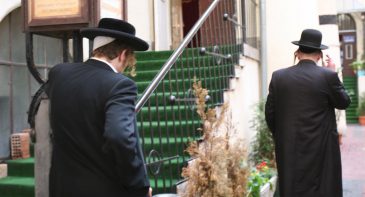 Jewish History with Local Guide & Synagogue Ticket