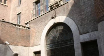 Jewish History with Local Guide & Synagogue Ticket