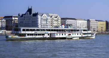Budapest: Danube River Cruise with Goulash Soup & Lángos