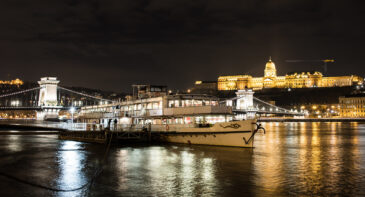 Budapest: Danube River Cruise with Goulash Soup & Lángos